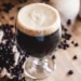 Café com cerveja? Descubra drinks inusitados que combinam café com bebidas alcoólicas e explore novos sabores surpreendentes!