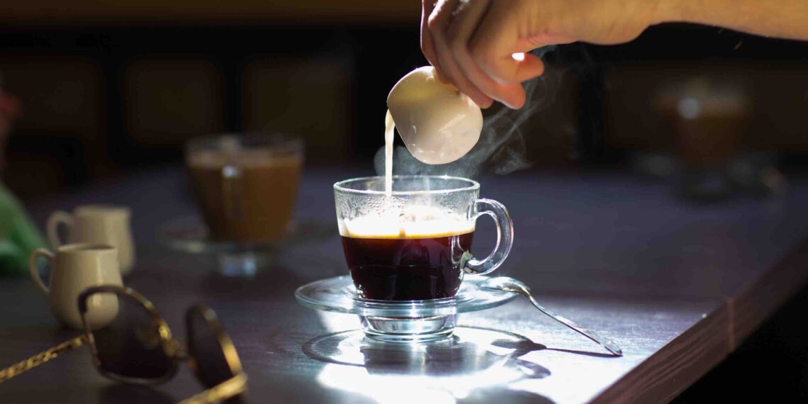 A imagem mostra um macchiato sendo preparado.