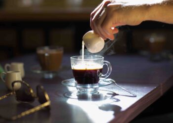 A imagem mostra um macchiato sendo preparado.