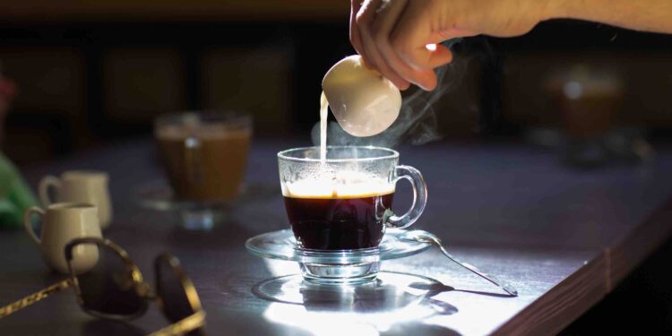 A imagem mostra um macchiato sendo preparado.